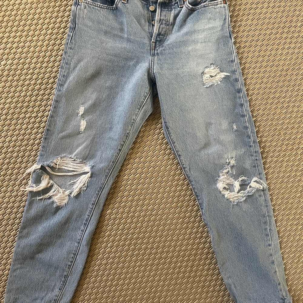 Distressed Levi’s Wedgie jeans size 28